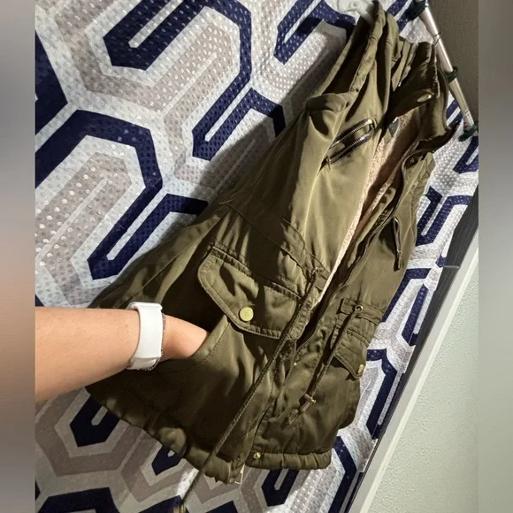 YMI vest sorry no hoodie size (M) - Picture 5 of 9